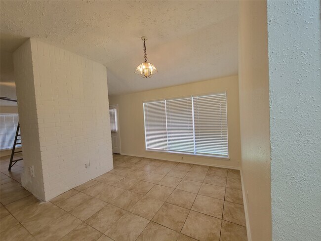 Foto del edificio - 2034 Village Park Dr