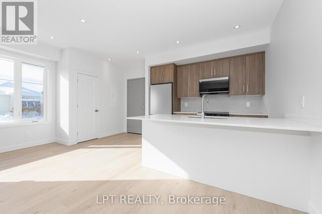 Building Photo - 319 Shakespeare St