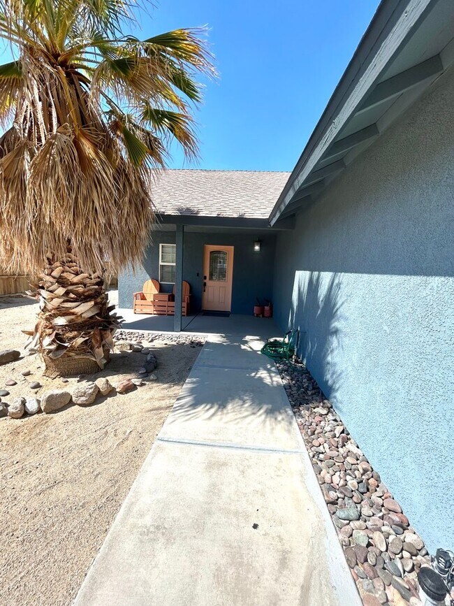Building Photo - Furnished 3 Bedroom 2 Bathroom Home