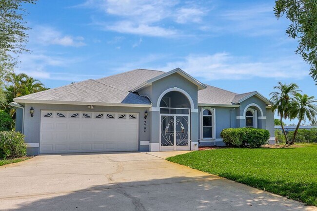 Foto del edificio - A BOATER'S PARADISE WITH THIS STUNNING 3 BEDROOM, 2 BATH WATERFRONT POOL HOME W/DOCK & BOAT LIFT ...