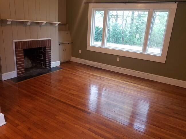 Living room - 127 Wedgewood Dr