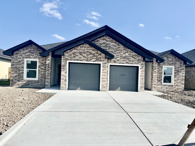 Building Photo - 1006 Escondido Ln E