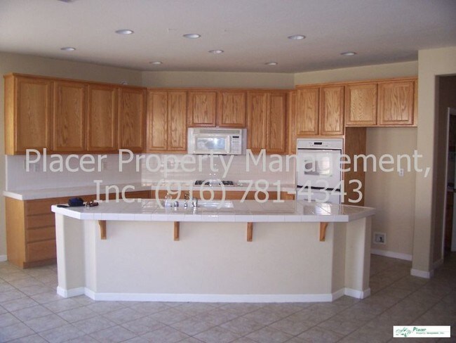 Building Photo - Large 2 Story  Great for Entertaining! w/3...