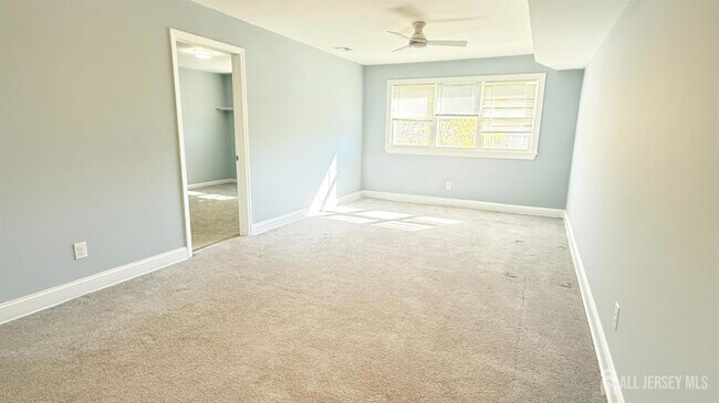 Foto del edificio - 396 College Dr