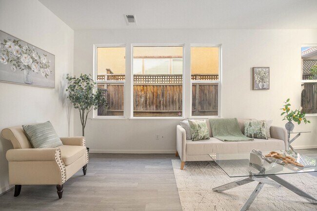 Building Photo - Beautiful and Move-In Ready, 4BD/2.5BA, Tw...