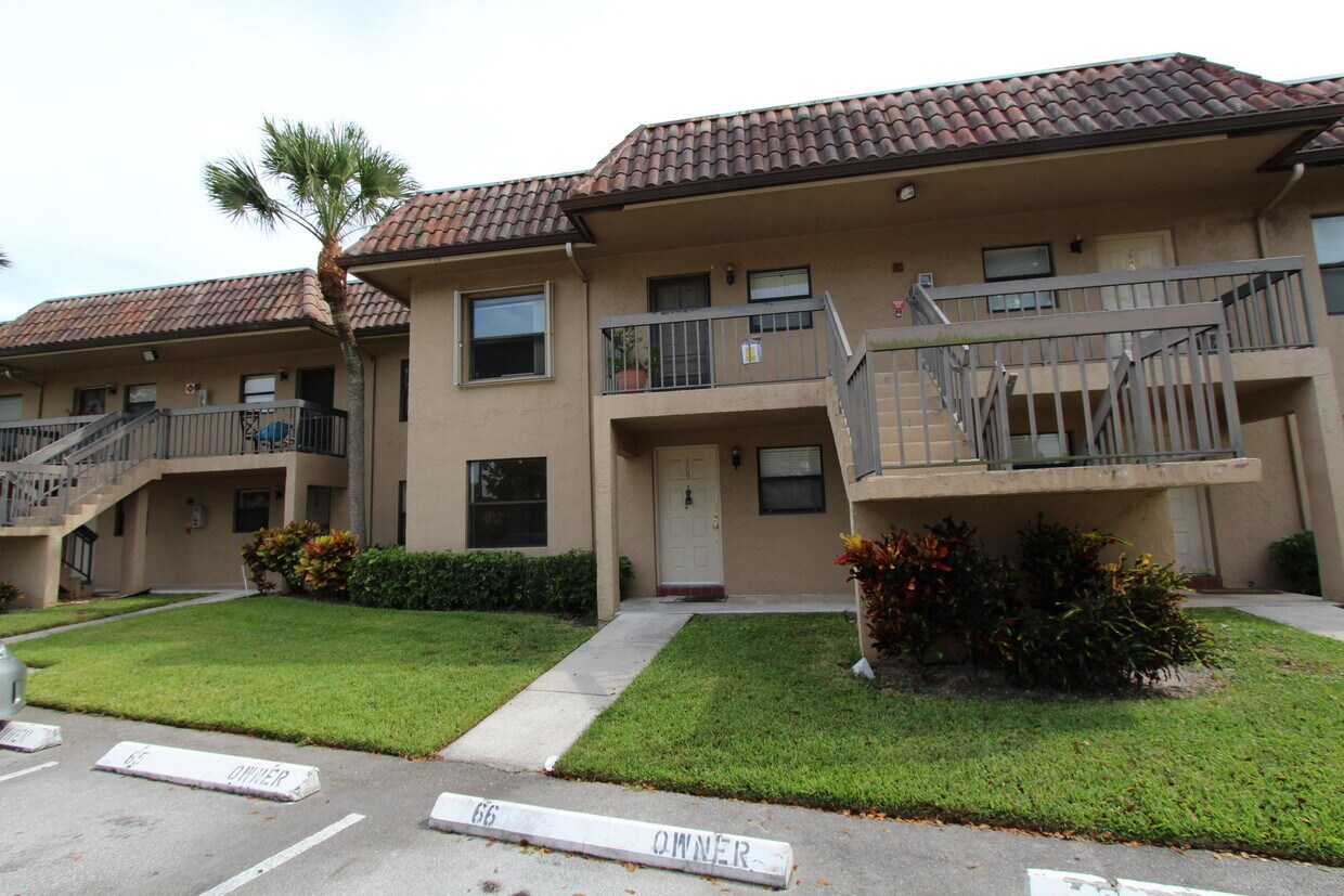 Primary Photo - 6784 Palmetto Cir S