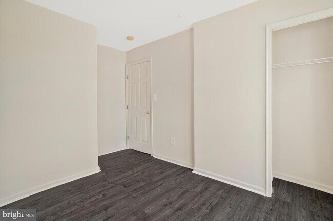 Foto del edificio - 7641 Fairbrook Rd