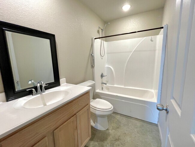 Foto del edificio - 2 Bed / 1 Bath Duplex in Weiner, AR