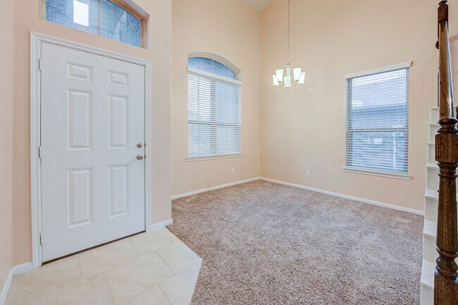 Building Photo - Available for immediate move-in!