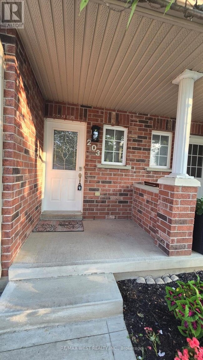 Building Photo - 203 Langlaw Dr