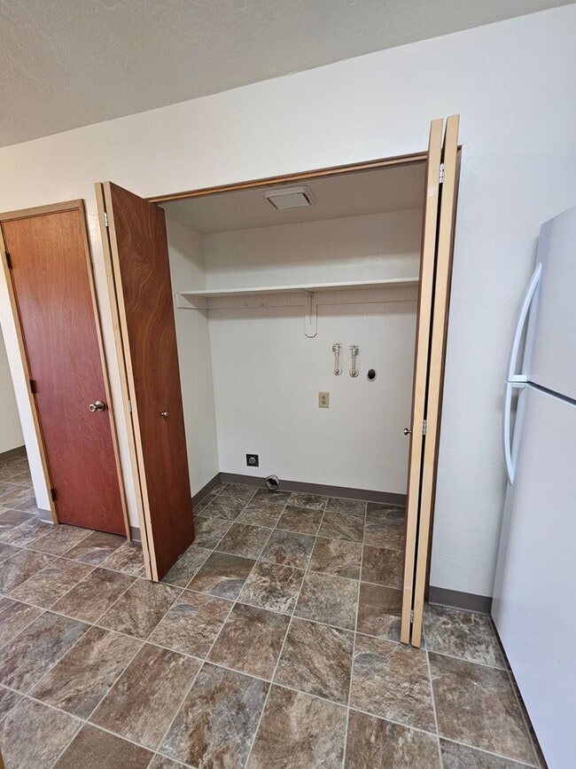 Building Photo - 592