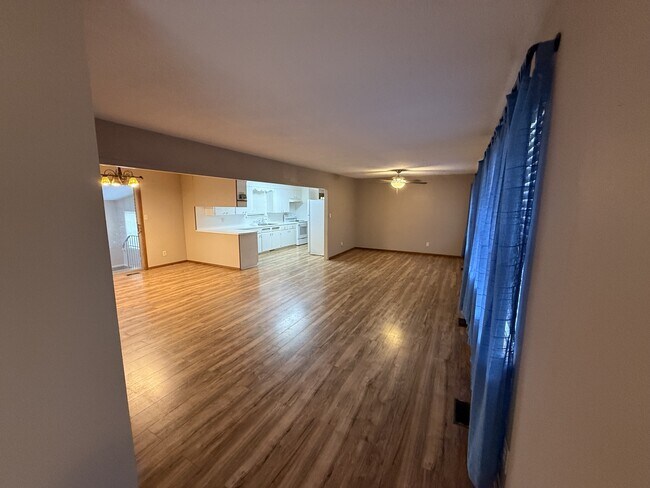 Foto del edificio - 525 N Webb Ave