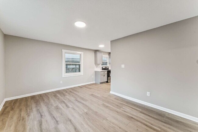 Foto del edificio - Beautifully renovated 5-bedroom, 2 full bath home ready for move-in!  1st month's rent is FREE!*