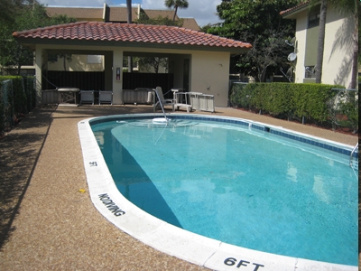 Piscina - The Oakwood Apartments