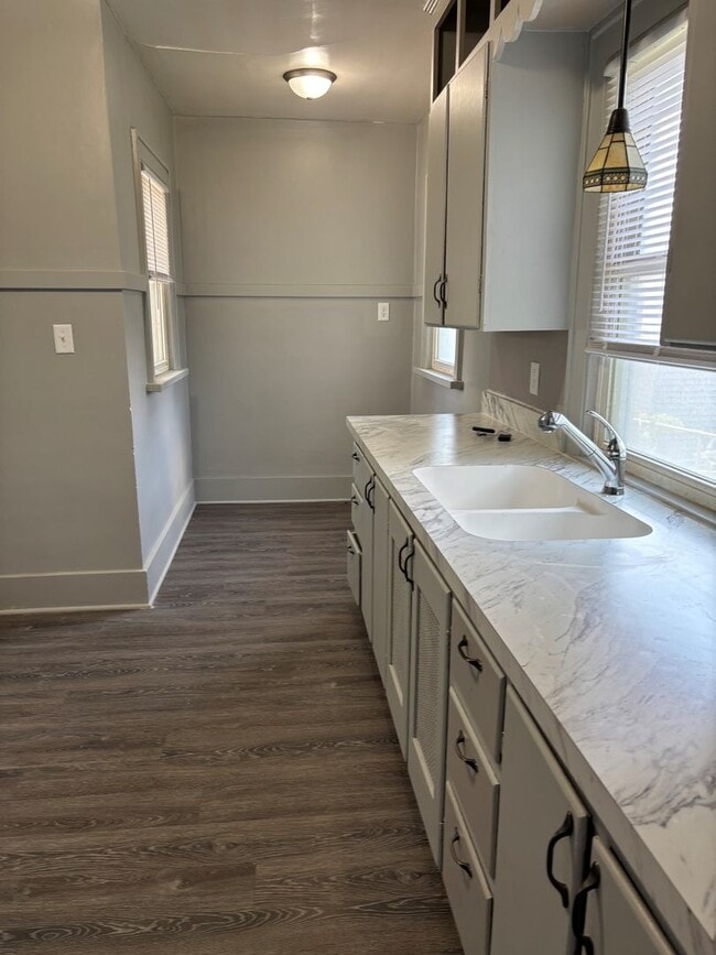 Building Photo - 2 BR, 1 Bath, 1-stall garage Home for Rent