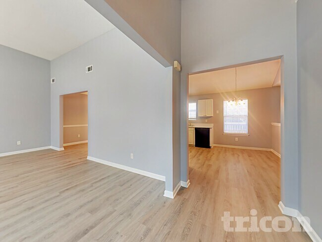 Foto del edificio - 1100 Village Oaks