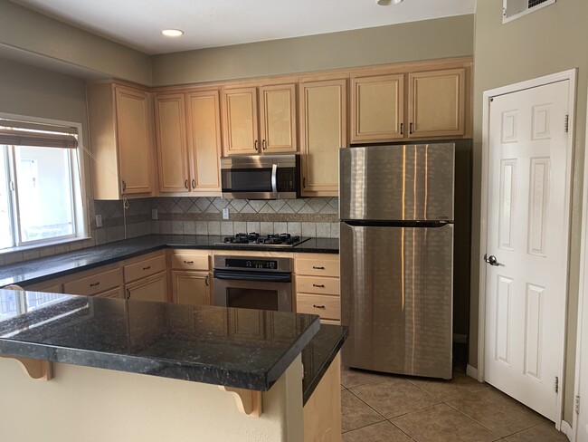 kitchen - 3003 W Riverside Dr