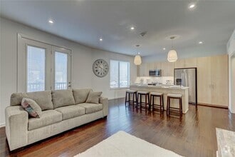Building Photo - 627 Couch Dr