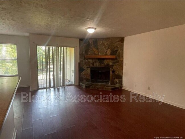 Foto del edificio - 1022-2 Woodcreek Dr.