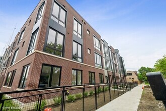 Building Photo - 4222 W Belmont Ave