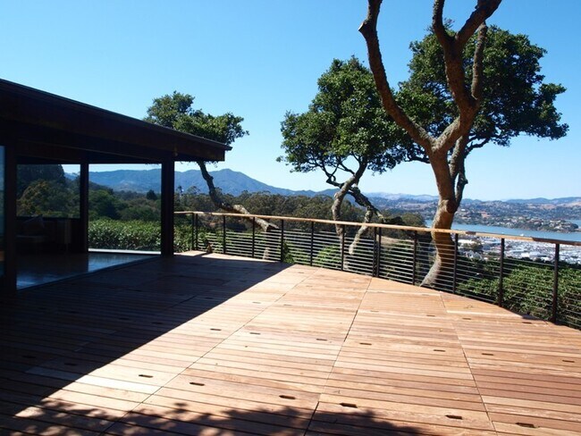 Foto del edificio - Sausalito Single Family with Spectacular 180 View