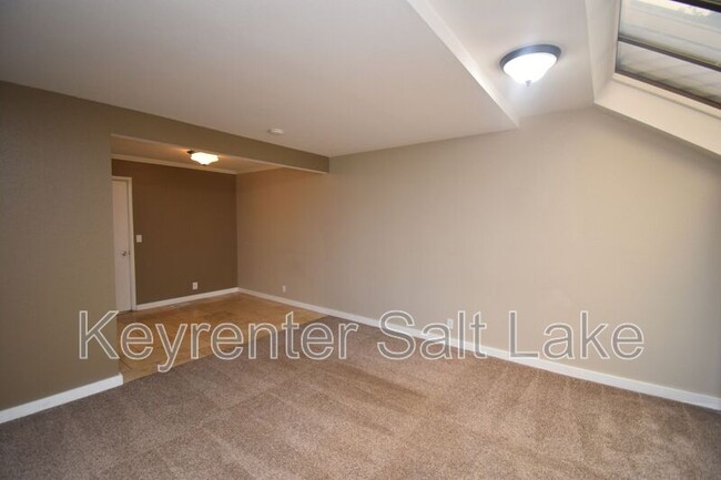 Building Photo - 985 Essex Ct Way