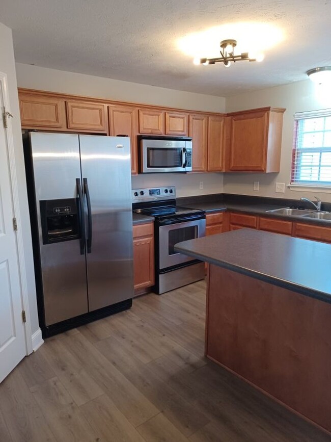 Foto del edificio - Awesome Location. South Nashville Townhome...