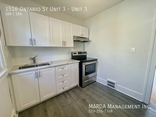 Photo du bâtiment - RENOVATED 2 BEDROOM/1 BATH IN CENTRAL WINDSOR + HYDRO & GAS