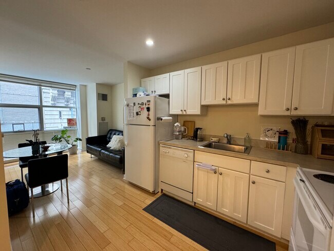 Building Photo - 41 Boylston St