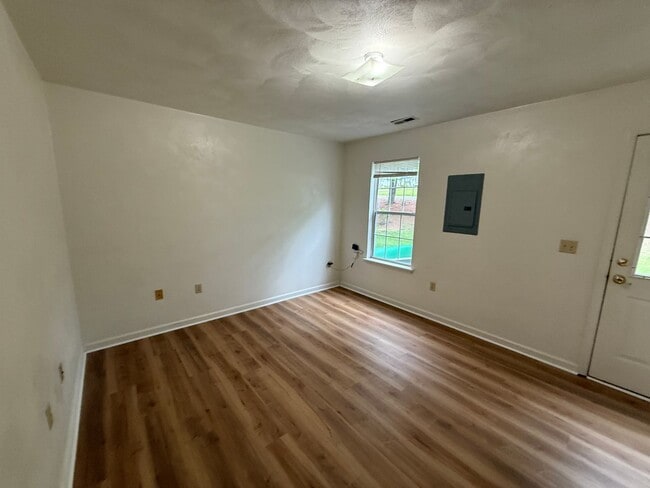 Building Photo - 858 Patrick Henry Dr