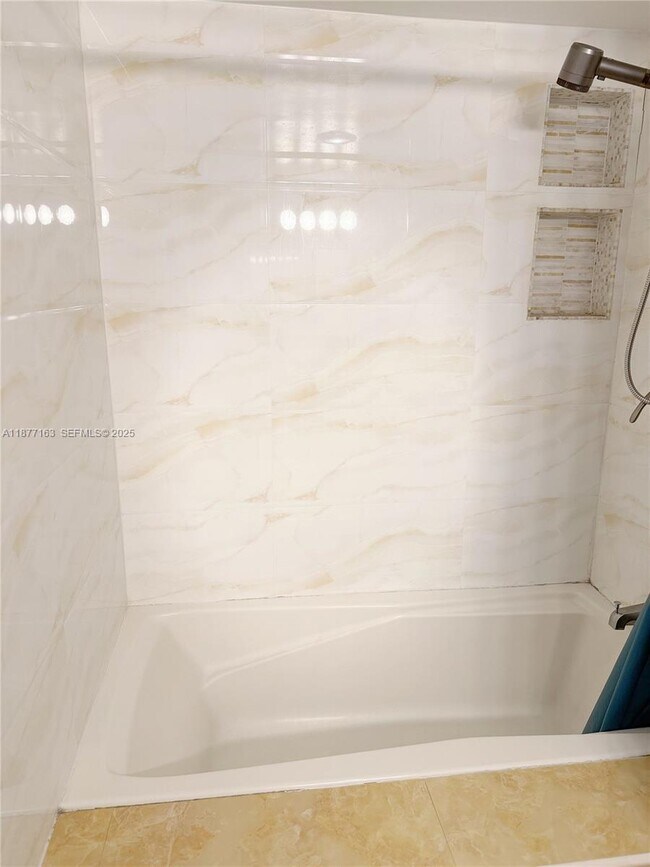 Foto del edificio - 18031 Biscayne Blvd