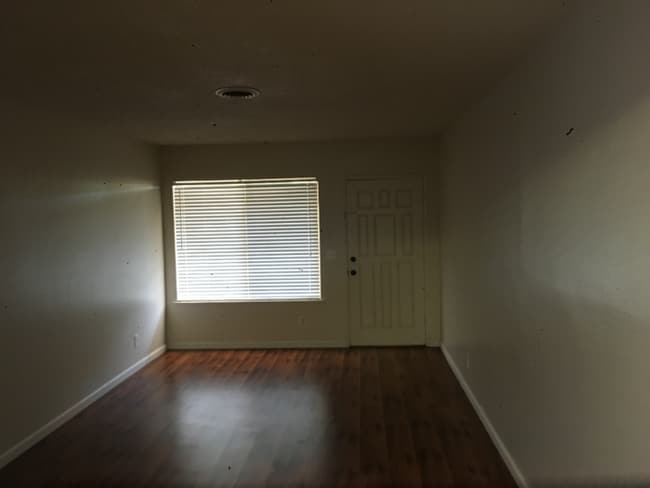 Building Photo - Charming 2-Bedroom Duplex in Cordova Towne West