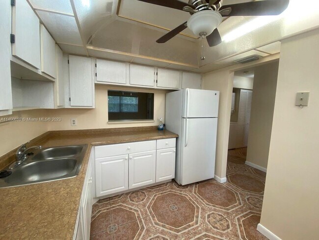 Building Photo - 6890 Royal Palm Blvd