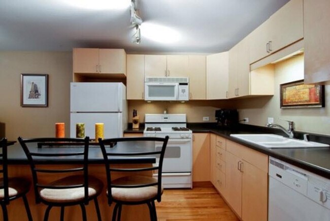 Building Photo - Beautiful 2 Bed, 1 Bath Condo Garden Unit ...