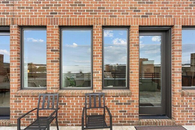 Building Photo - Lovely Condo Available during the "Off Sea...