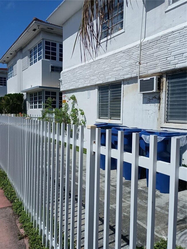 Foto del edificio - 8132 Harding Ave