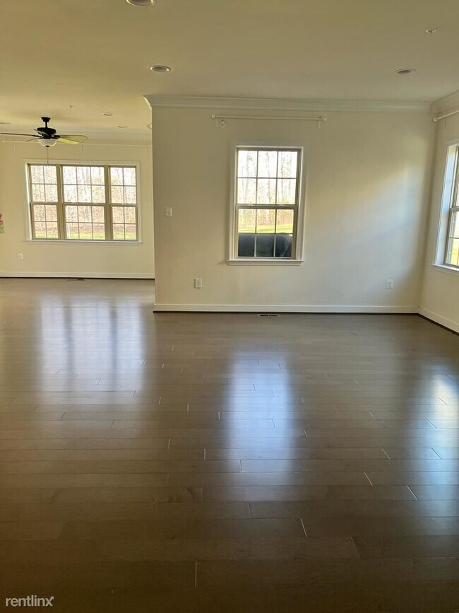 Building Photo - 3 br, 3.5 bath Townhome - 2414 Macmullen D...