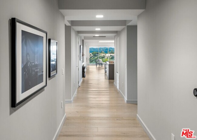 Foto del edificio - 2391 Roscomare Rd