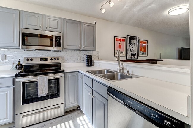 Building Photo - COMING SOON - Spacious Updated Condo in Great Location!