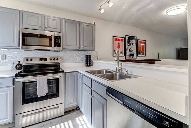 Foto del edificio - COMING SOON - Spacious Updated Condo in Great Location!