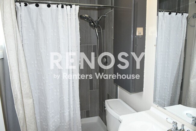 Foto del edificio - Updated 3 BD/2 BA/2 CG Home w/Pool Near Thunderbird & I-17 in Phoenix!
