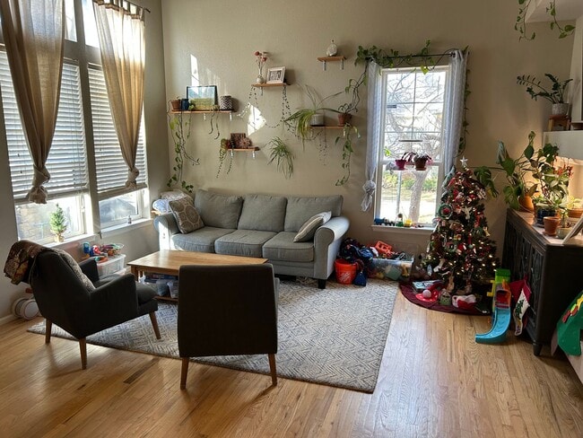 Foto del edificio - Rare 4BR End-Unit in Northpark with Finished Basement and 2-Car Garage