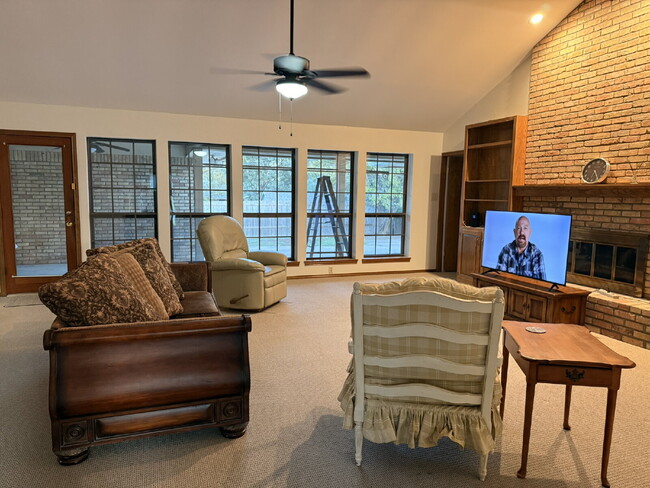 Foto del edificio - "Charming 3-Bed Oasis with Fireplace in Gr...