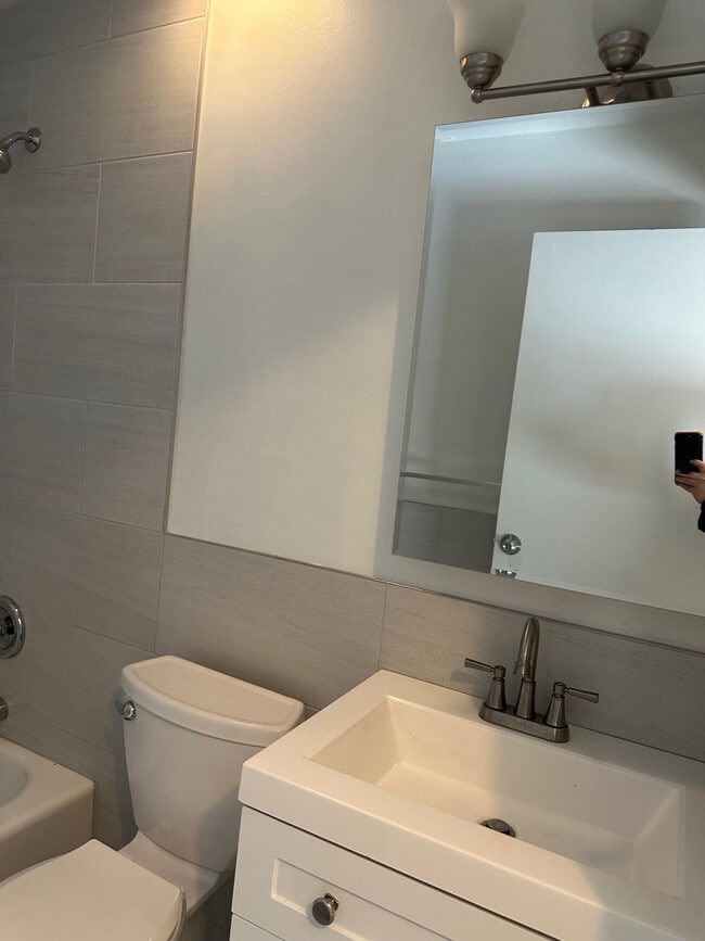 Building Photo - 3825 N Pine Grove Ave