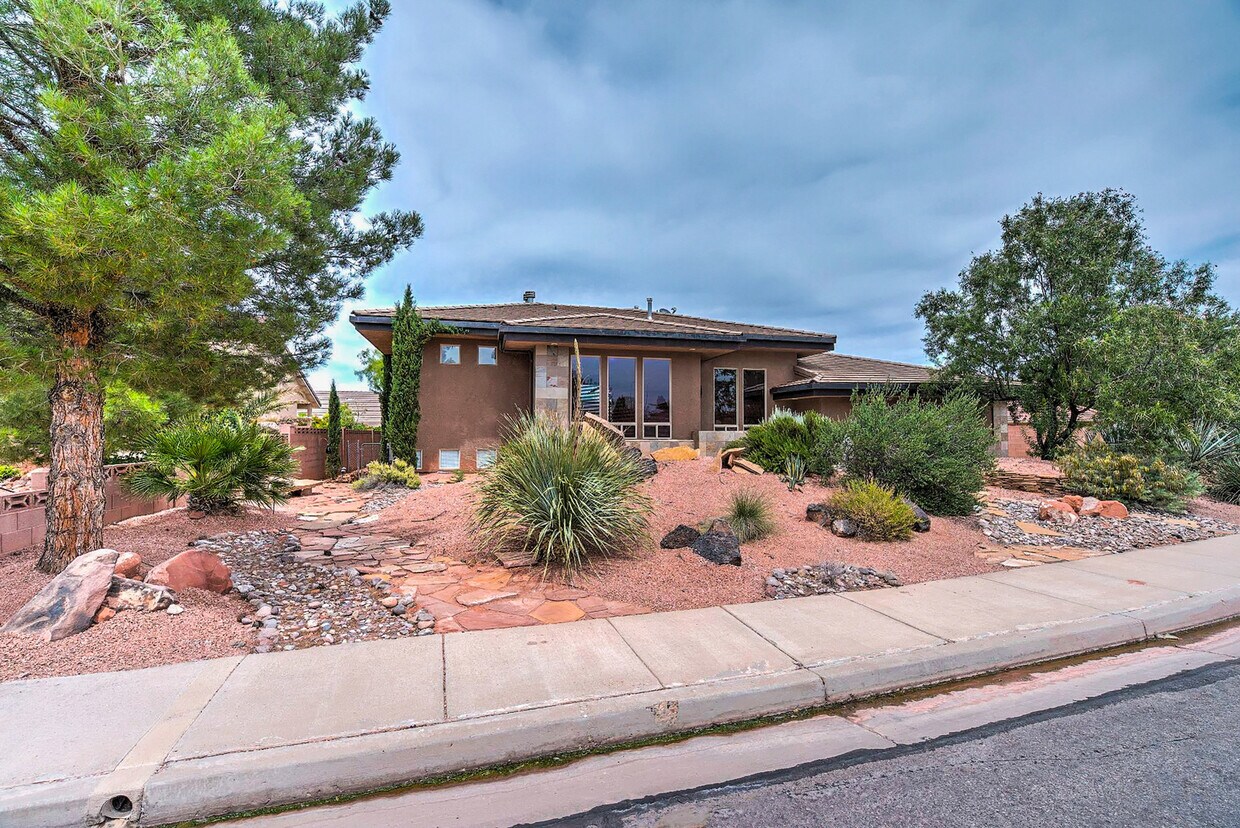 Foto principal - Gorgeous, Custom 4 bed, 3 bath Pet-Friendl...