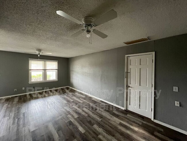 Foto del edificio - 302 E Mid-America Blvd