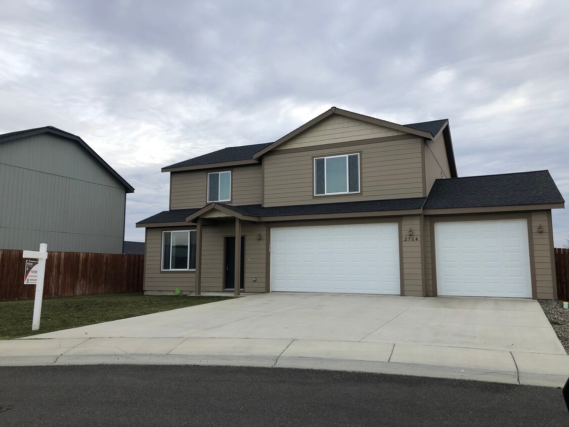 Foto principal - Large Home for Rent in Newer Neighborhood