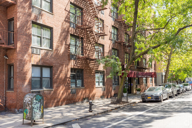 Building Photo - 229 E 29th St