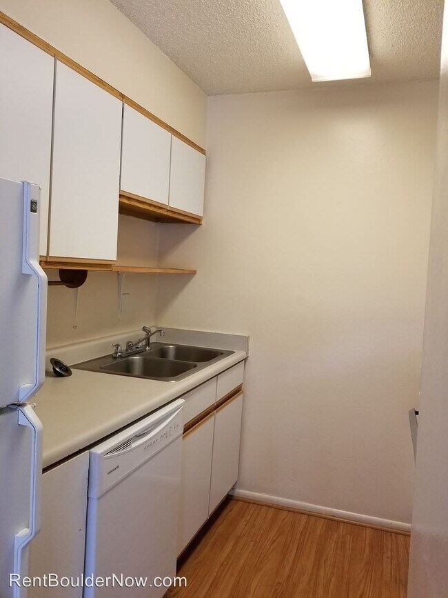 Foto del edificio - 1705 Marine St