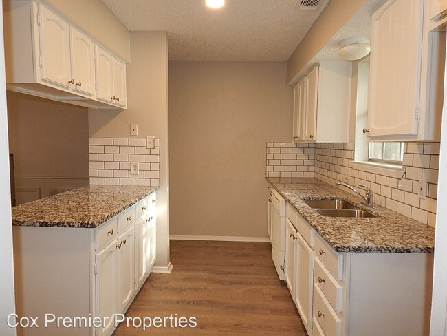 Building Photo - 3 br, 2.5 bath House - 2902 S Fielder Rd